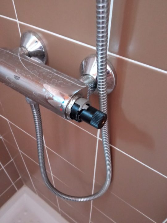 découvrez notre guide pratique pour démonter un robinet thermostatique facilement et en toute sécurité. suivez nos conseils étape par étape pour réussir cette opération et assurer le bon fonctionnement de votre installation de chauffage.