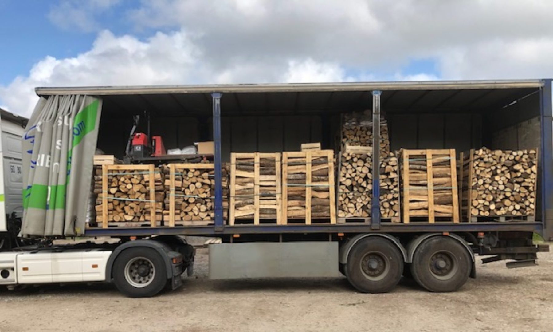 découvrez notre sélection de bois de chauffage de qualité, idéal pour réchauffer votre intérieur tout en ajoutant une touche chaleureuse à votre décor. profitez d'un combustible écologique et performant, disponible en différentes essences pour répondre à vos besoins. commandez dès maintenant et préparez-vous à passer des soirées confortables autour de votre cheminée.