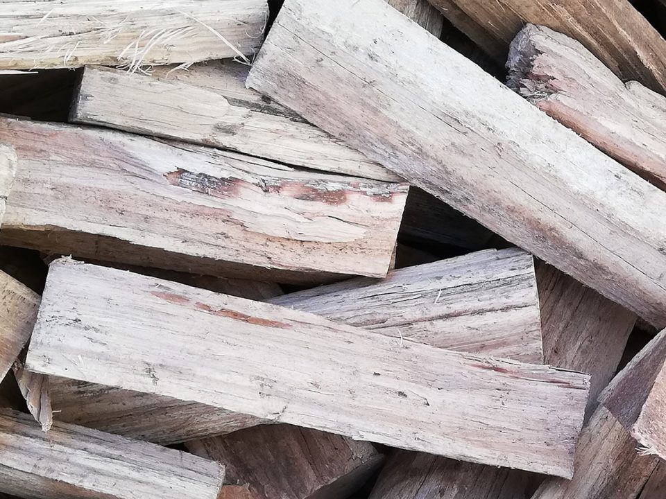 découvrez tout sur le poids du bois de chauffage : types de bois, densité, efficacité énergétique et conseils pour choisir le bon combustible pour votre chauffage. optez pour un bois de qualité pour une chaleur optimale.
