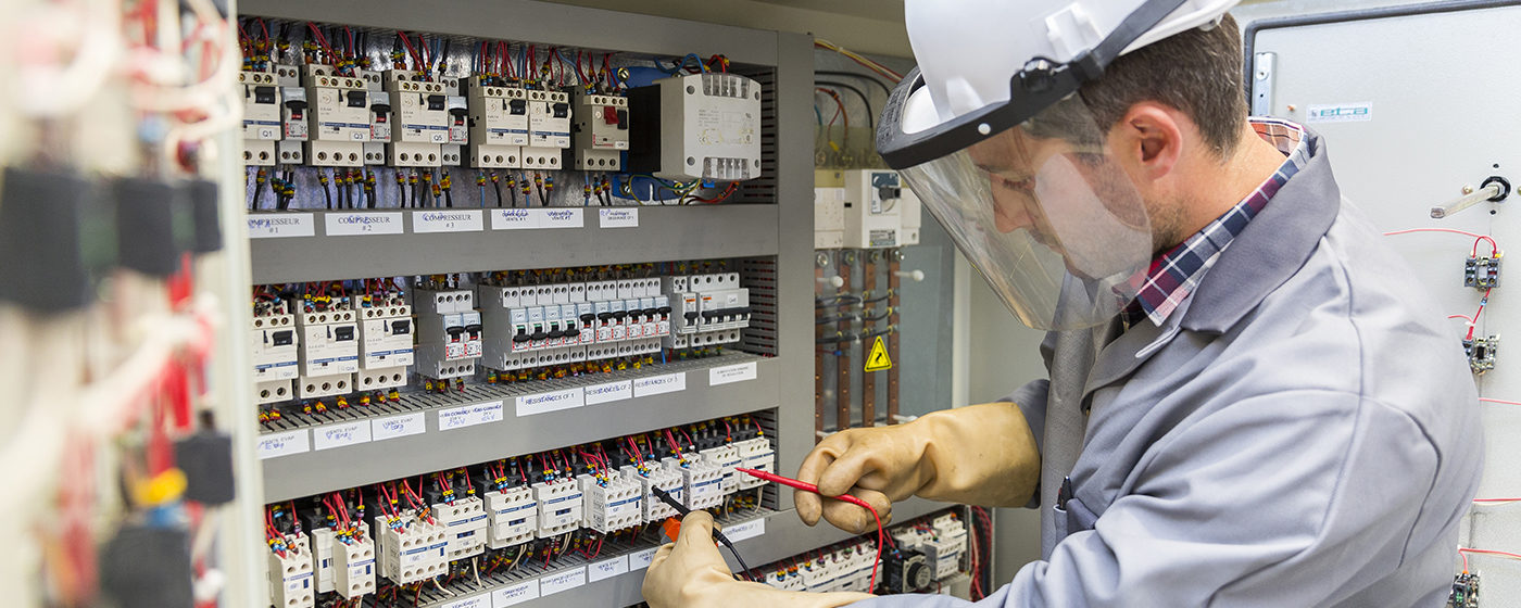 découvrez tout ce qu’il faut savoir sur la norme q18 en électricité : définition, objectifs, obligations et conseils pour la mise en conformité de vos installations électriques.
