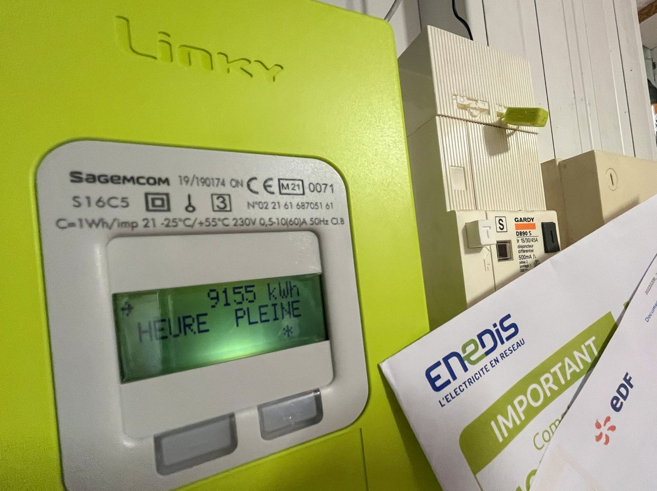 découvrez tout ce qu'il faut savoir sur l'électricité en copropriété : gestion, répartition des charges, normes et conseils pour optimiser la consommation énergétique de votre immeuble.