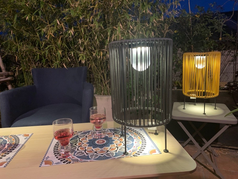 découvrez des méthodes simples et efficaces pour éclairer une pièce sans électricité, en utilisant des solutions naturelles et économiques adaptées à votre intérieur.