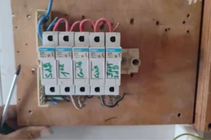 découvrez les erreurs électriques courantes à éviter pour les bricoleurs du dimanche et réalisez vos travaux en toute sécurité.
