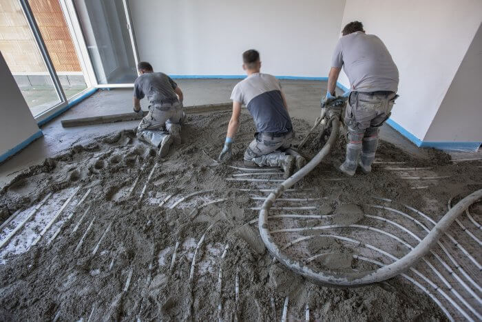 découvrez les étapes clés pour installer un chauffage au sol et estimez le coût de cette rénovation pour un confort optimal dans votre maison.