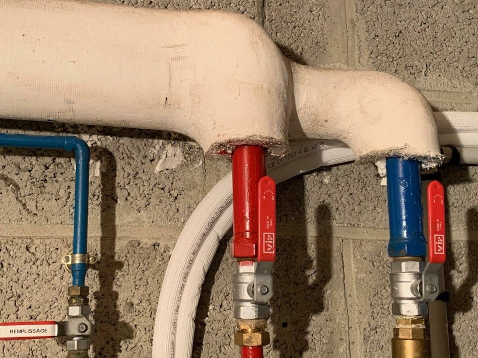 découvrez tout sur le gel dans les tuyaux de chauffage : causes, prévention et solutions pour éviter les dommages et assurer un bon fonctionnement de votre système de chauffage.