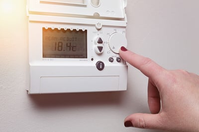 découvrez comment réguler efficacement un chauffage trop chaud pour assurer un confort optimal et économiser de l'énergie chez vous.